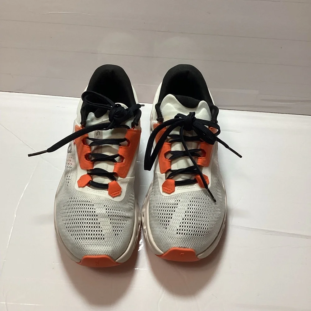 On Running Cloudstratus 3 shoes in undyed-white and sand. Women’s size 6 - Picture 3 of 11